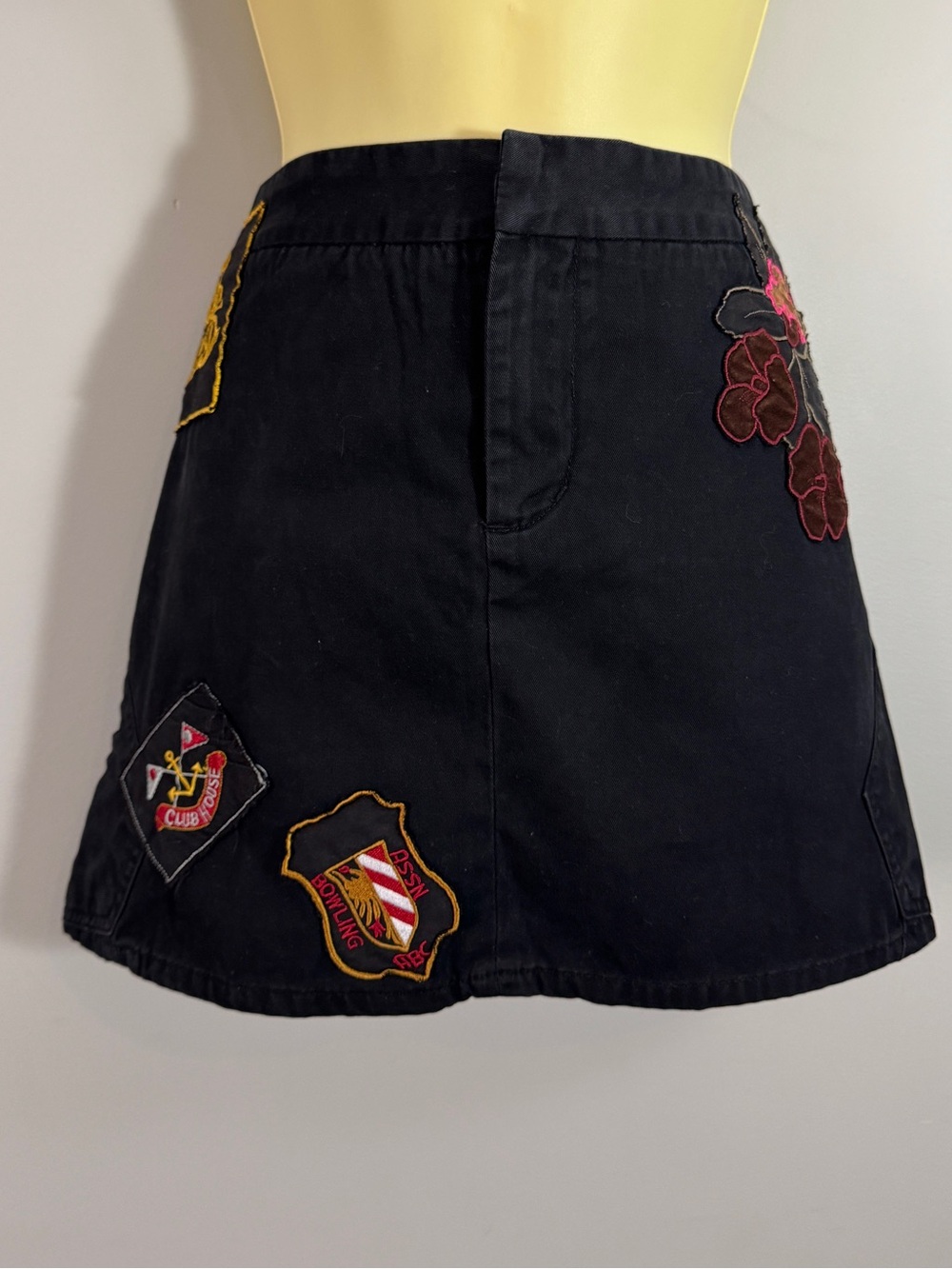 Request Vintage Y2K Black Embroidered Patch Low Rise Grunge Mini Skirt 7 Fits XS - Picture 2 of 15